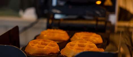 Una plancha para gofres con cuatro gofres.