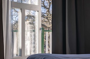 Decoración personalizada, muebles diferentes, escritorio y cunas 