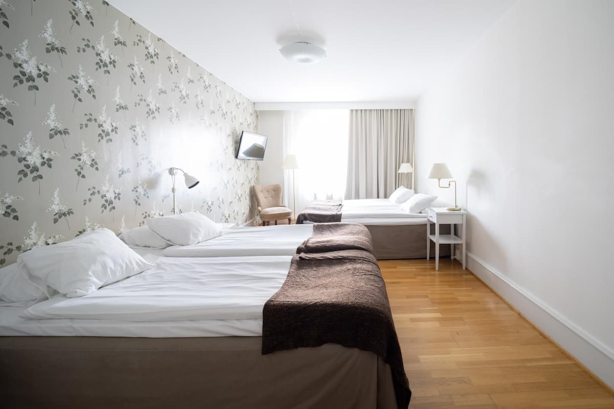 Decoración personalizada, muebles diferentes, escritorio y cunas