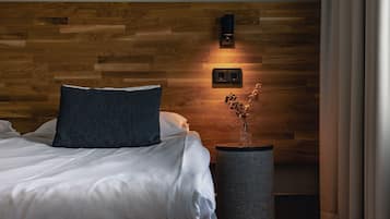 Standard Room, 2 Twin Beds, Non Smoking | Individually decorated, individually furnished, desk, cribs/infant beds