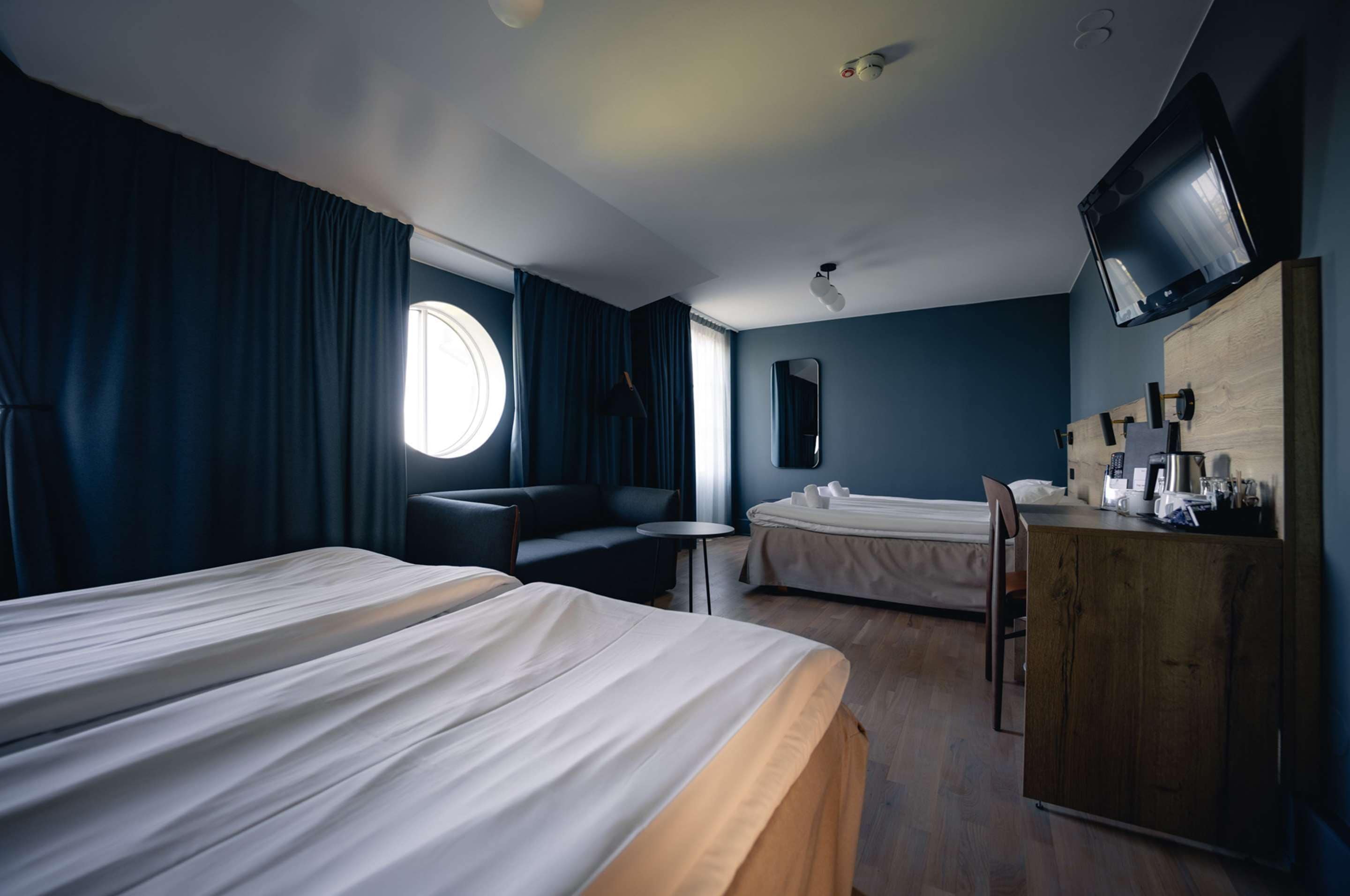 standard room, 2 single beds, non smoking | individually decorated, individually furnished, desk, cots/infant beds