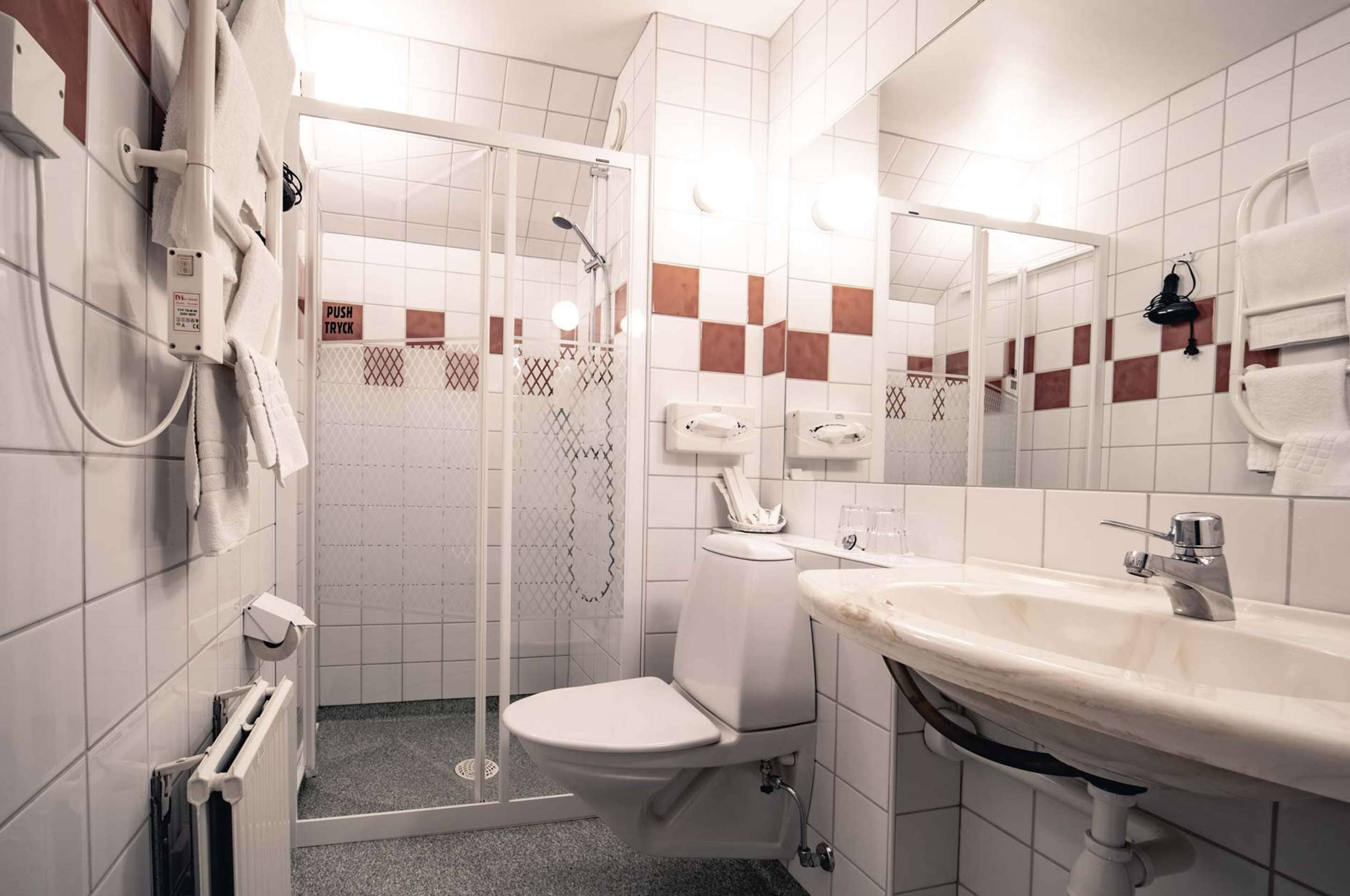 standard room, 2 single beds, non smoking | bathroom | shower, hair dryer, towels