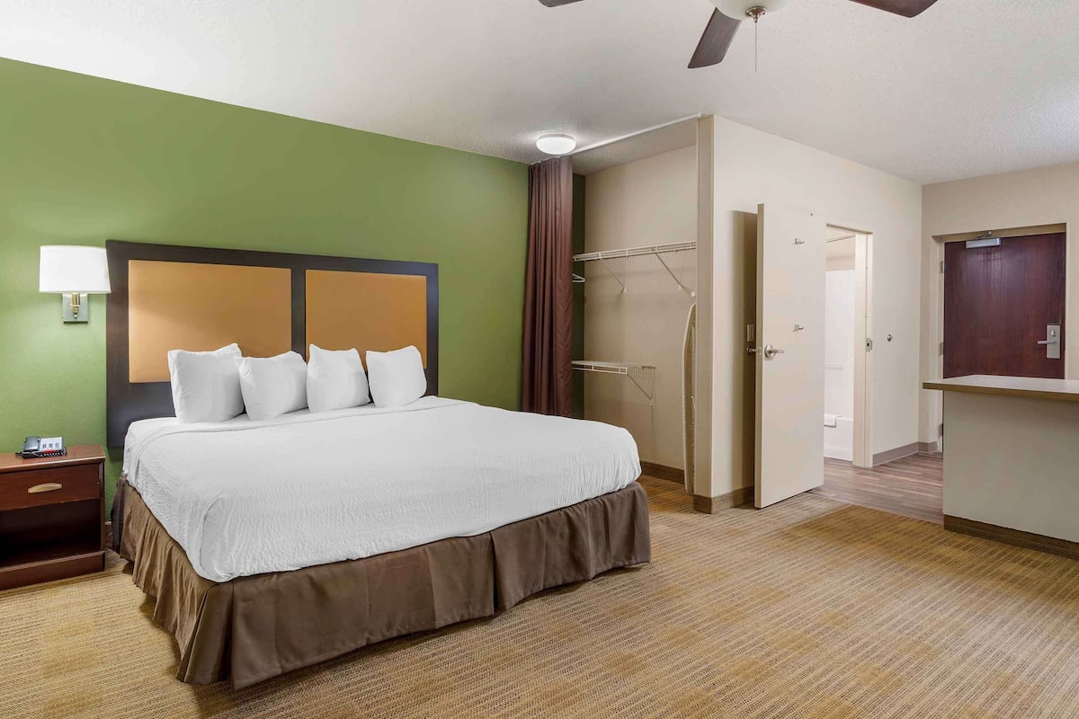 Desk, iron/ironing board, free WiFi, bed sheets