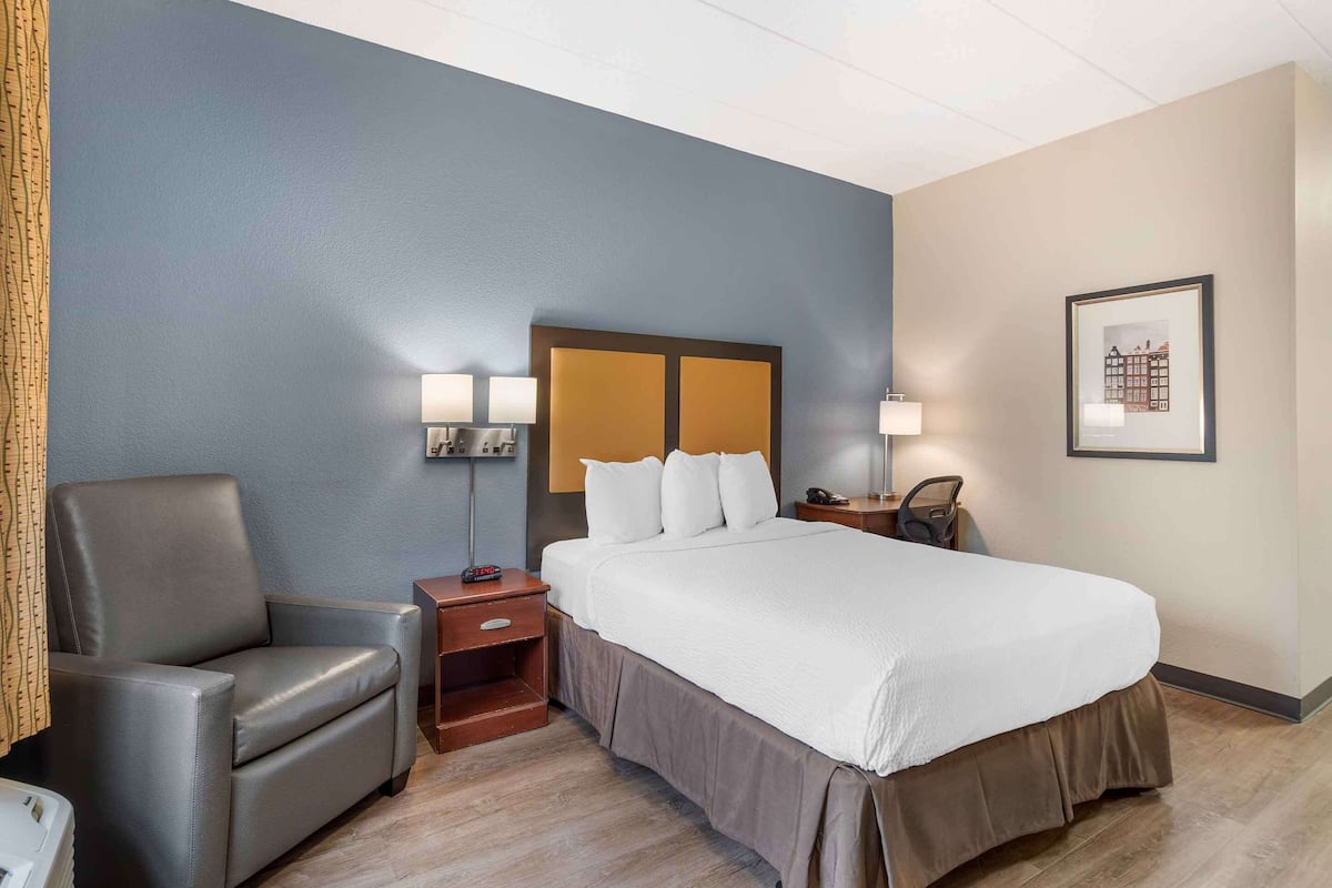 Desk, iron/ironing board, free WiFi, bed sheets