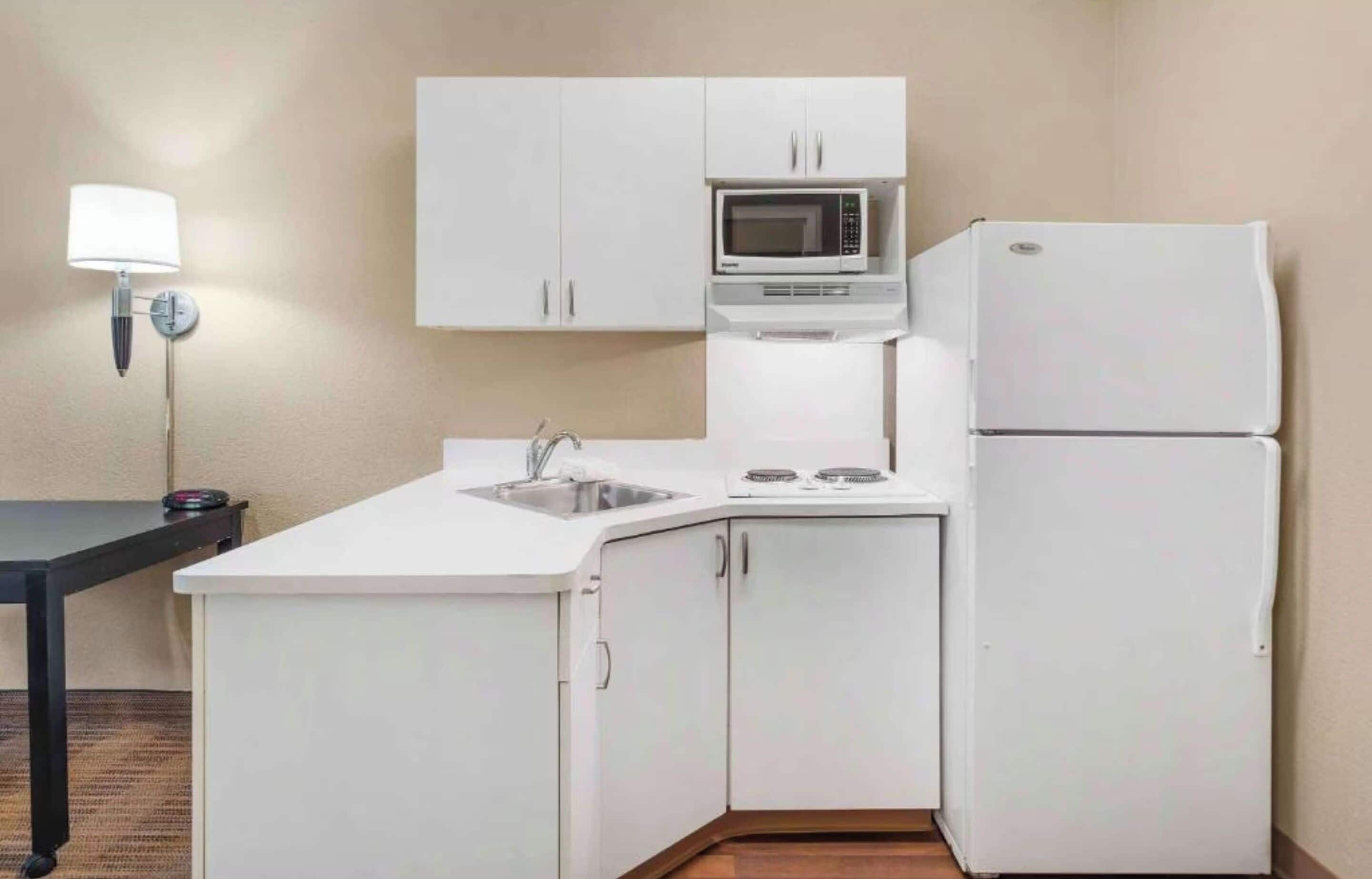 Room, 1 Queen Bed, Roll-in Shower, Non Smoking (Kitchen, Modern) | Private kitchenette | Fridge, microwave, stovetop