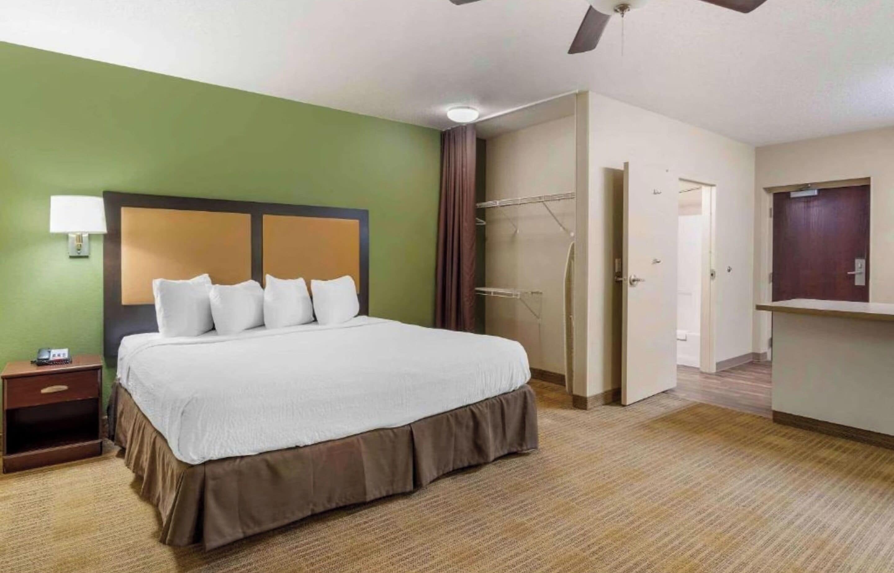 Room, 1 King Bed, Non Smoking, Kitchen (Shower)