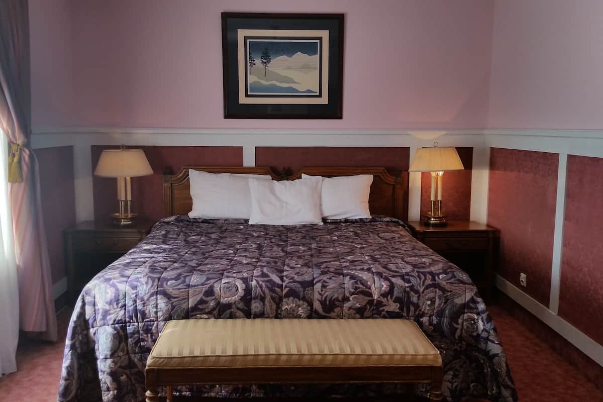Habitación doble Deluxe | Ropa de cama de alta calidad, minibar, escritorio y camas extra