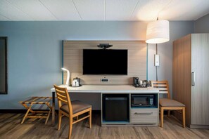 Escritorio, espacio para trabajar con laptop y cortinas blackout 