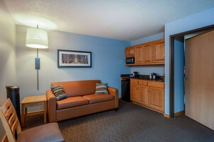 Suite, 1 Queen Bed, Non Smoking (One-Bedroom Suite) | Desk, laptop workspace, blackout drapes, soundproofing
