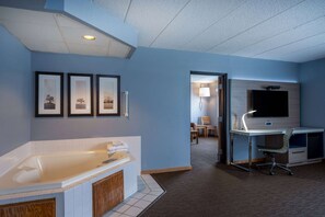 Superior Suite, 1 King Bed, Non Smoking (1 Bedroom) | Desk, laptop workspace, blackout drapes, soundproofing