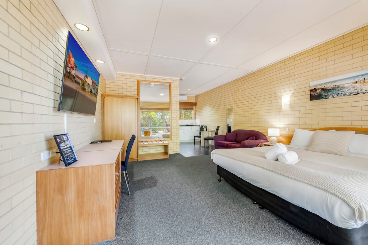 Executive Room, 1 King Bed | Living area | 30-cm LCD TV with satellite channels, TV