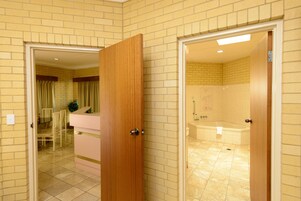 Executive Spa Suite | Desk, iron/ironing board, free WiFi, bed sheets