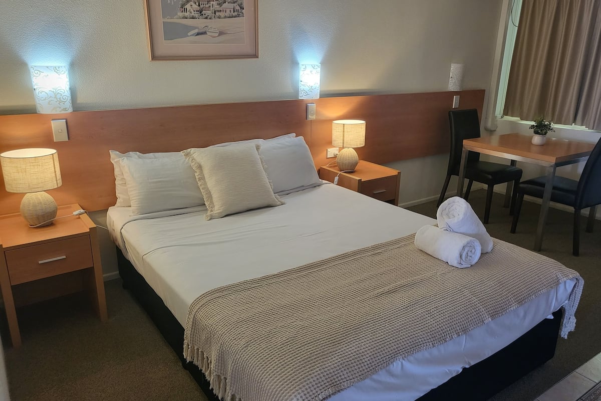 Deluxe Studio | Bathroom | Shower, free toiletries, hair dryer, towels