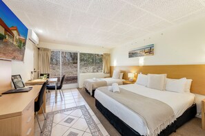 Chambre Deluxe avec lits jumeaux | Bureau, fer et planche à repasser, Wi-Fi gratuit, draps fournis