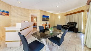 Executive Spa Suite | Living area - Bundaberg International Motor Inn (Millbank)