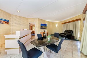 Televisión LCD 30 cm con canales de televisión vía satélite, televisión