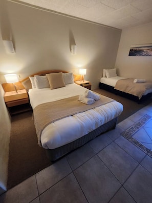 Basic-Zweibettzimmer | Schreibtisch, Bügeleisen/Bügelbrett, kostenloses WLAN, Bettwäsche