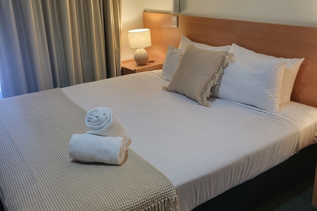 Executive Spa Suite | Desk, iron/ironing board, free WiFi, bed sheets