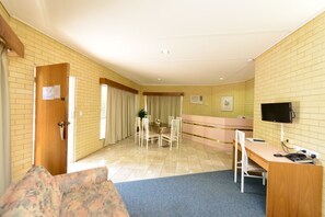 Executive Spa Suite | Living area | 30-cm LCD TV with satellite channels, TV