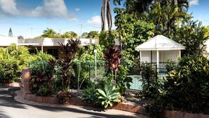 A garden area with various plants and a gazebo. - Bundaberg International Motor Inn (Millbank)