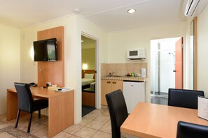 Family Room | Desk, iron/ironing board, free WiFi, bed sheets - Bundaberg International Motor Inn (Millbank)