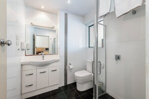Deluxe Twin Room | Bathroom | Shower, free toiletries, hair dryer, towels