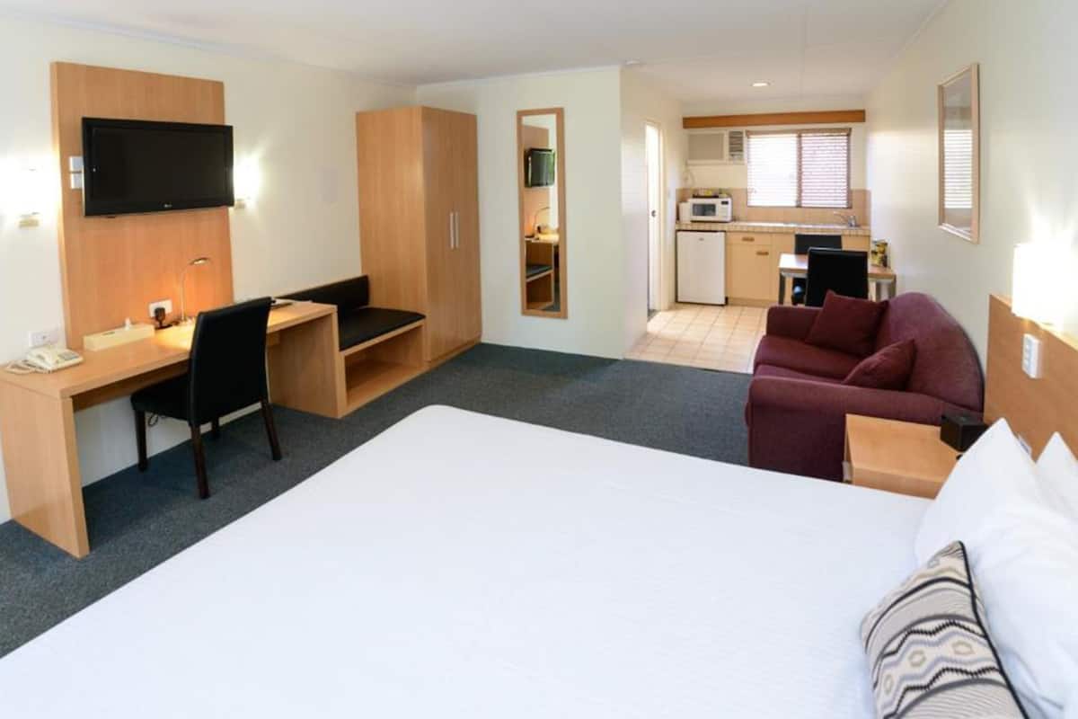 Executive Room, 1 King Bed | Desk, iron/ironing board, free WiFi, bed sheets