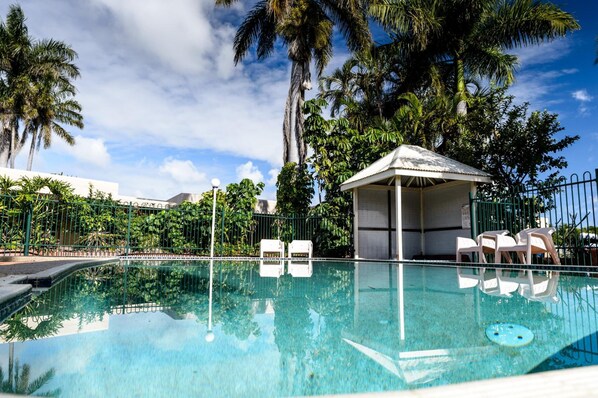 Una piscina al aire libre