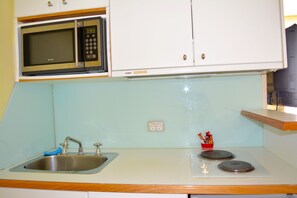 Fridge, microwave, stovetop, coffee/tea maker - Knightsbridge Apartments (East Melbourne)