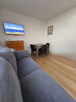In-room safe, desk, iron/ironing board, free WiFi - Knightsbridge Apartments (East Melbourne)