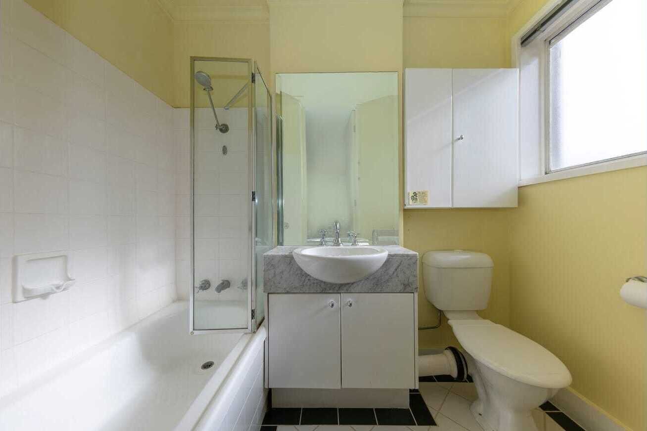 Studio Apartment | Bathroom