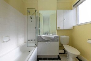 Studio Apartment | Bathroom
