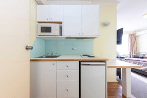 Studio Apartment | Private kitchen | Coffee/tea maker, electric kettle - Knightsbridge Apartments (East Melbourne)