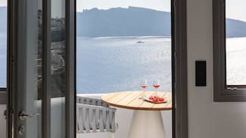 The Captain's Suite with Hot Tub & Caldera View | Sisätilat