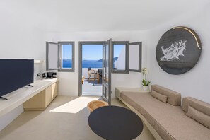 The Shipbuilder's Suite with Hot Tub & Caldera View | Living area