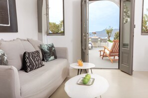 The Artisan's Suite with Hot Tub & Caldera View | Área de estar | TV de tela plana 50 polegadas com canais via satélite, TV