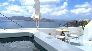 The Musician's Suite with Hot Tub & Caldera View | Jetted tub