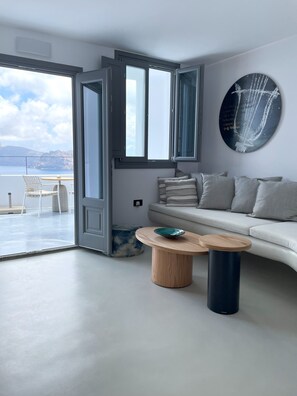 The Shipbuilder's Suite with Hot Tub & Caldera View | Opholdsområde | 50-tommers fladskærms-tv med satellitkanaler, tv