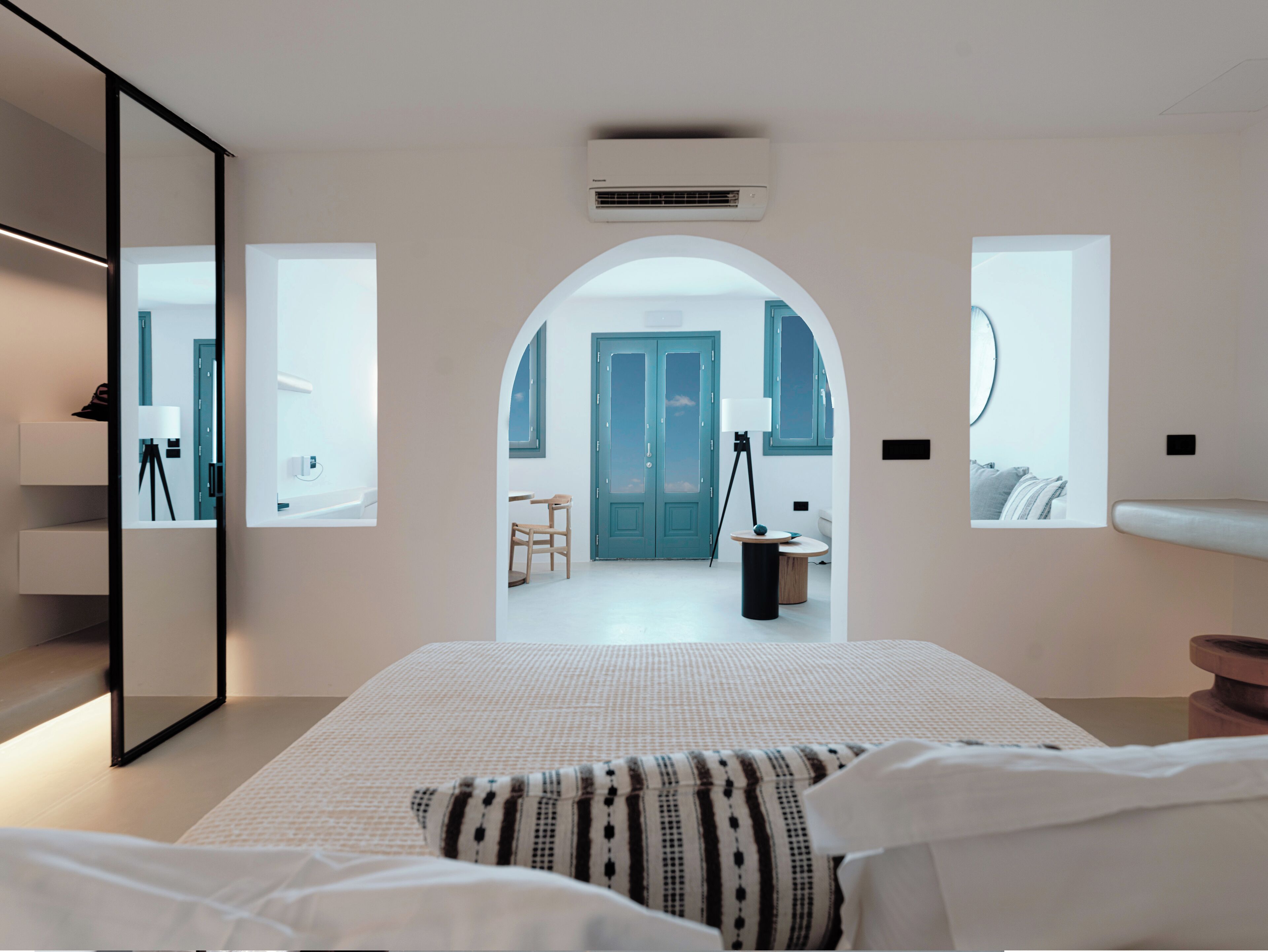 The Shipbuilder's Suite with Hot Tub & Caldera View | Roupas de cama premium, edredons de pluma, cofres nos quartos