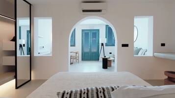 The Shipbuilder's Suite with Hot Tub & Caldera View | Roupas de cama premium, edredons de pluma, cofres nos quartos