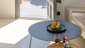 The Shipbuilder's Suite with Hot Tub & Caldera View | บริเวณนั่งเล่น | ทีวีจอแบน 50 นิ้ว พร้อมช่องดาวเทียม, ทีวี