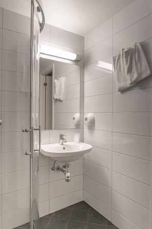 Standard Triple Room | Bathroom | Shower, rainfall showerhead, eco-friendly toiletries, hair dryer - Melbu Hotell  (Hadsel)