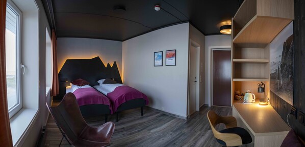 Design-Zweibettzimmer | Schreibtisch, kostenloses WLAN, Bettwäsche