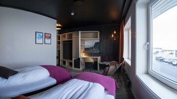 مكتب وواي فاي مجانًا وملاءات أسرّة