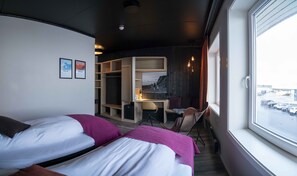 Design-Zweibettzimmer | Schreibtisch, kostenloses WLAN, Bettwäsche