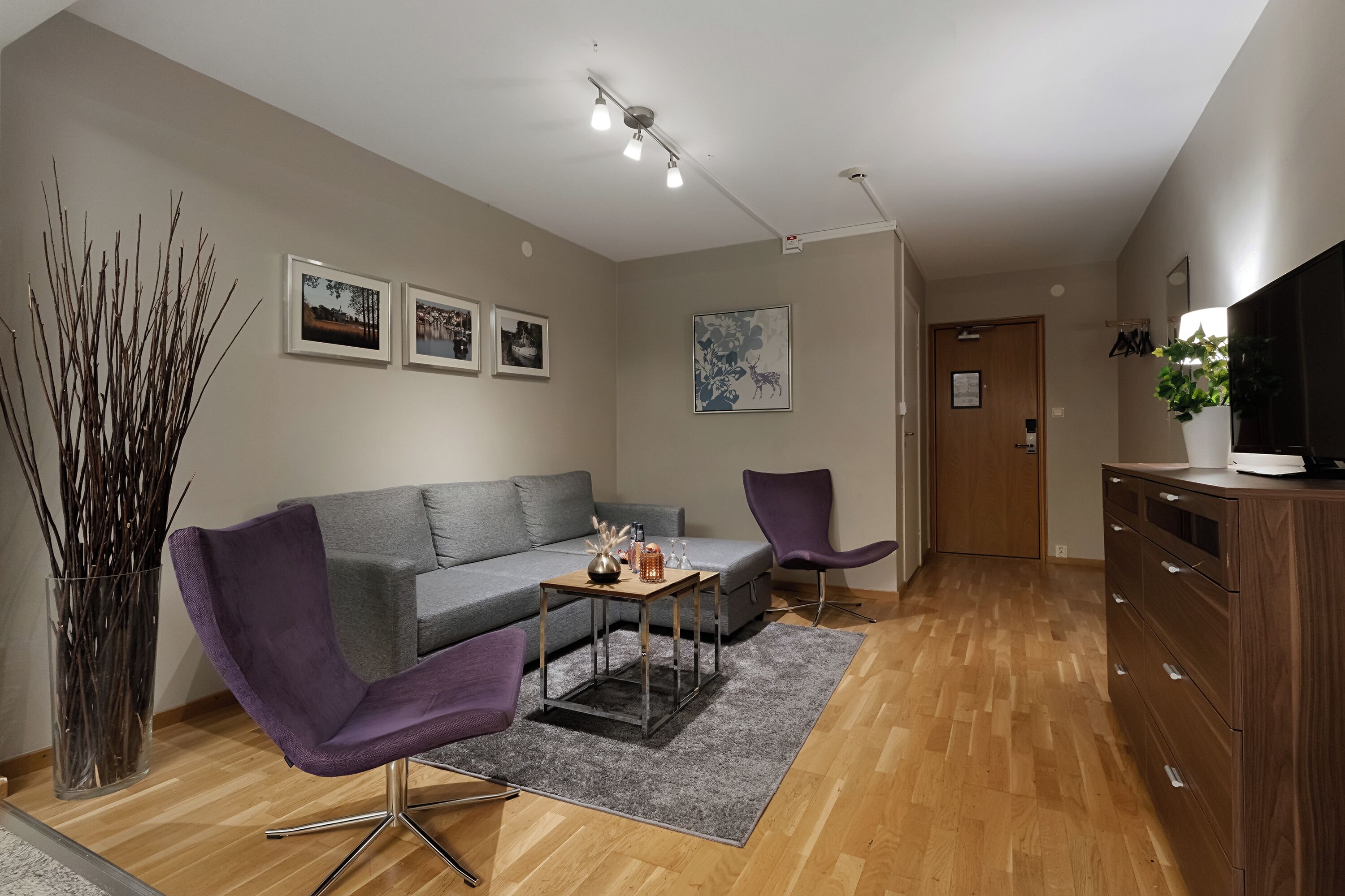 family room, 1 double bed, non smoking | desk, cots/infant beds, bed sheets