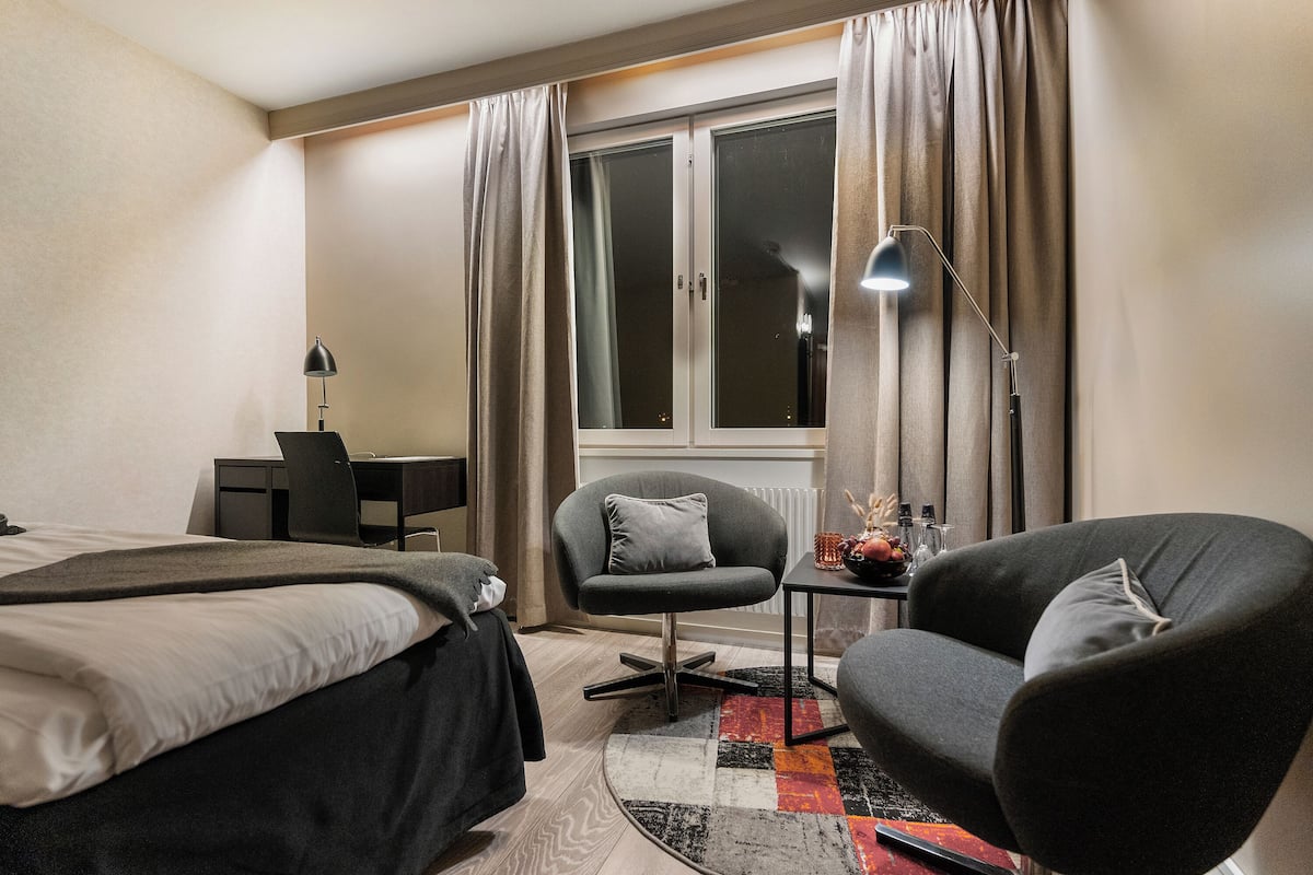 Standard Room, 1 Double Bed, Non Smoking | Desk, cots/infant beds, bed sheets