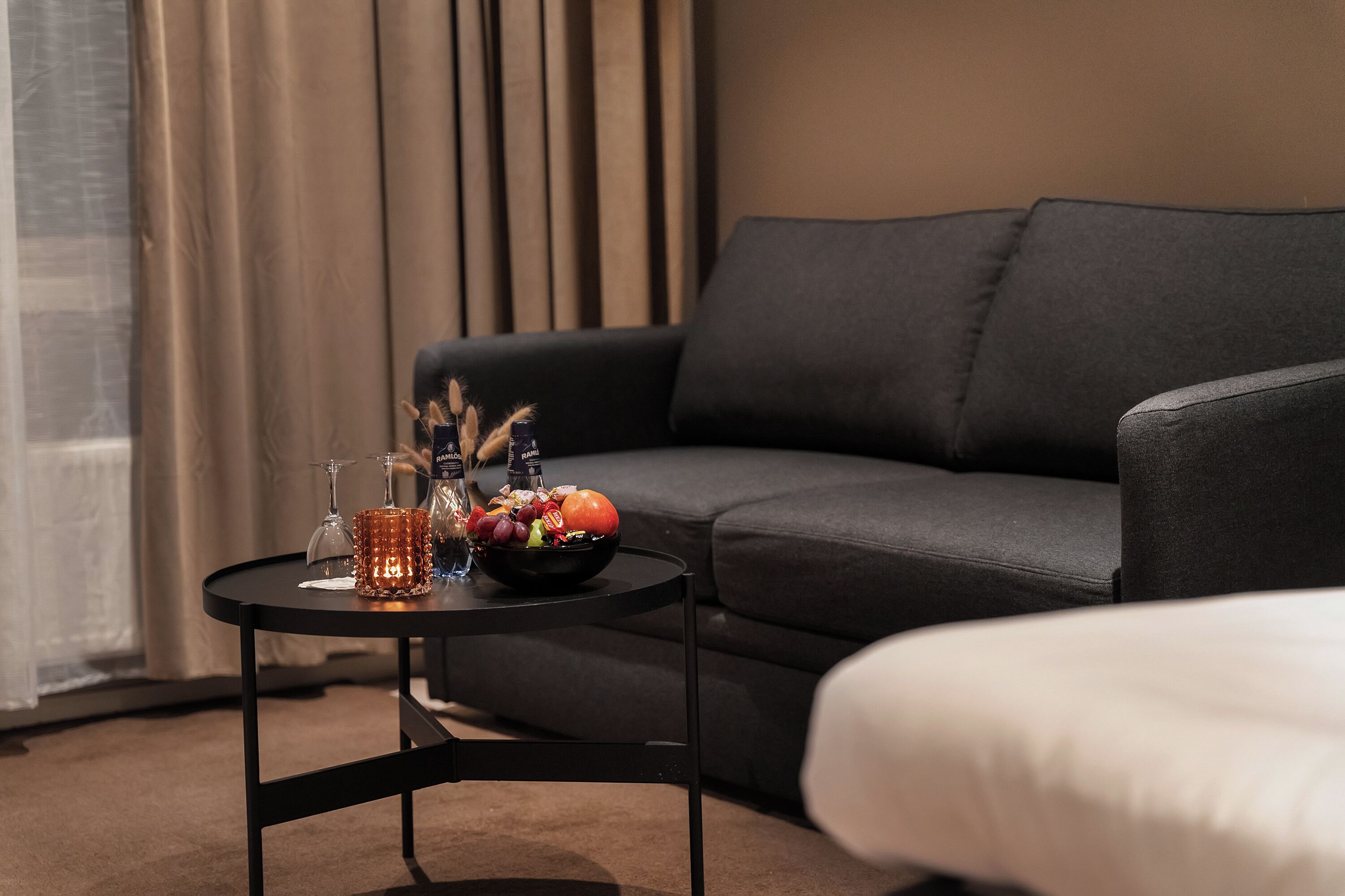 standard room, 1 double bed, non smoking | desk, cots/infant beds, bed sheets