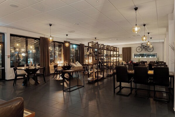 S'hi serveixen esmorzars, dinars, sopars i plats de cuina internacional