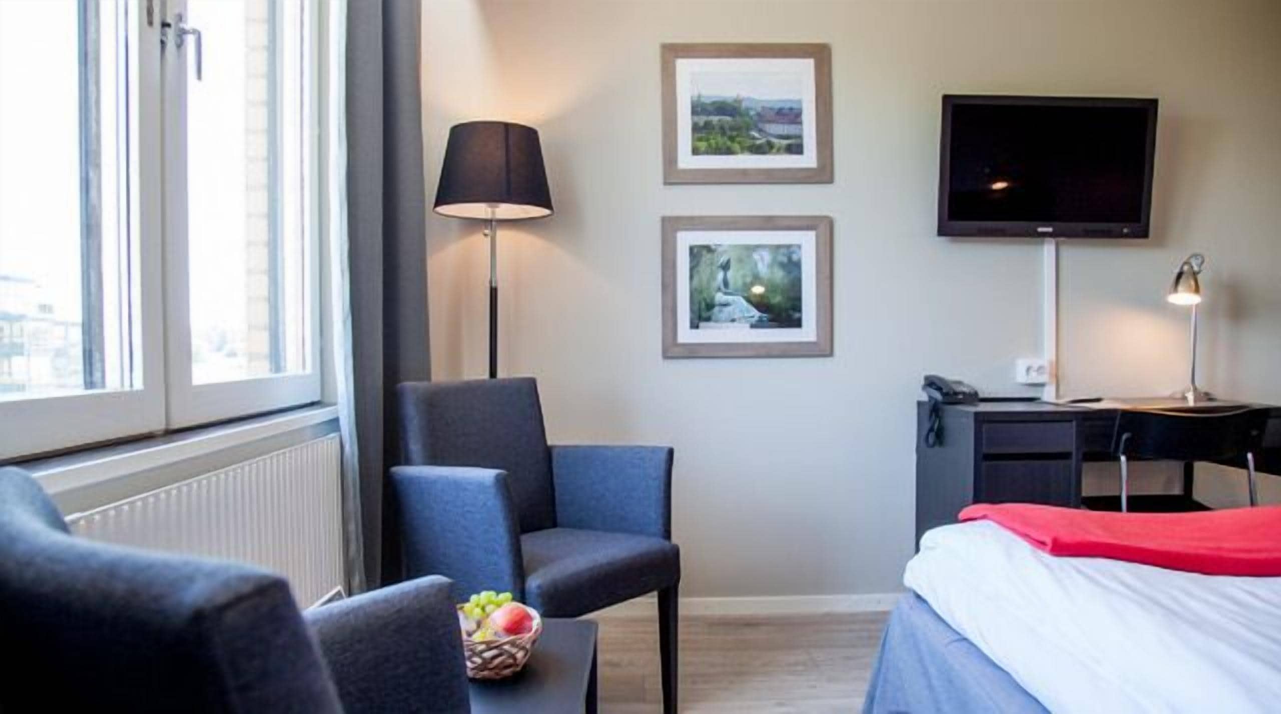 standard room, 2 single beds, non smoking | desk, cots/infant beds, bed sheets